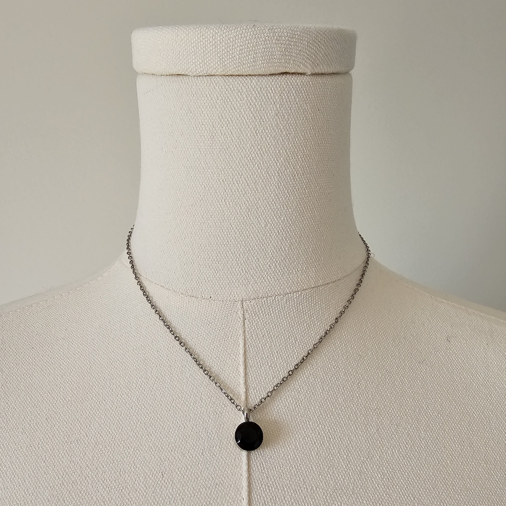 Elegant Black Pendant Gem Necklace